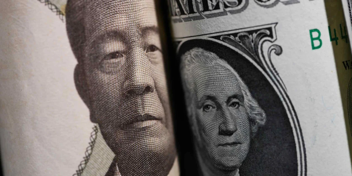 Japan’s Yen Faces Dual Threats from Oil Shock and Tourist Exodus