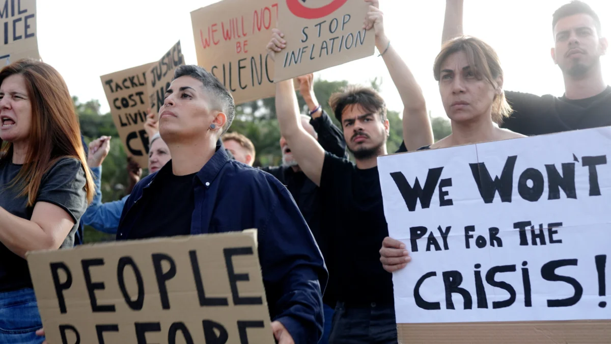 U.S. Economy Grapples with Soaring Recession Risk Amid Iran War, Persistent Inflation, and Strained Labor Market