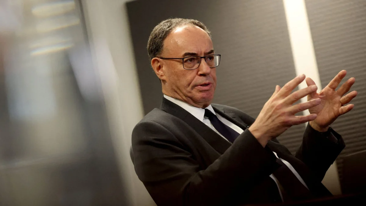 British Central Bank Holds Interest Rates Steady Amid Inflation Surge