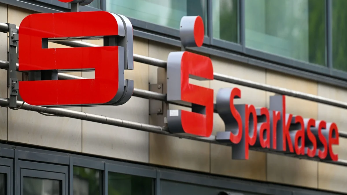 Brazen Heist: Two Suspects Breach Nearly 30 Safety Deposit Boxes During Business Hours at Mönchengladbach Sparkasse