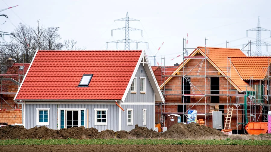 Geopolitical Tensions Drive Mortgage Rates Above Four Percent, Dimming Hopes for Real Estate Buyers
