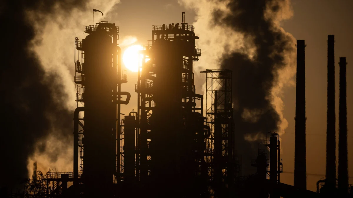 Prices for Oil and Gas Fall Significantly After a Pause in US Attacks on Iran