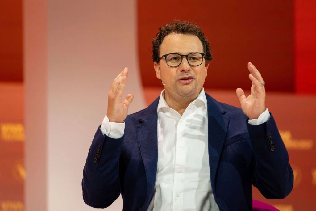 Anthropic Surpasses OpenAI in Business Market Share Amid Mounting Regulatory Conflict and Near-Trillion Dollar Valuation