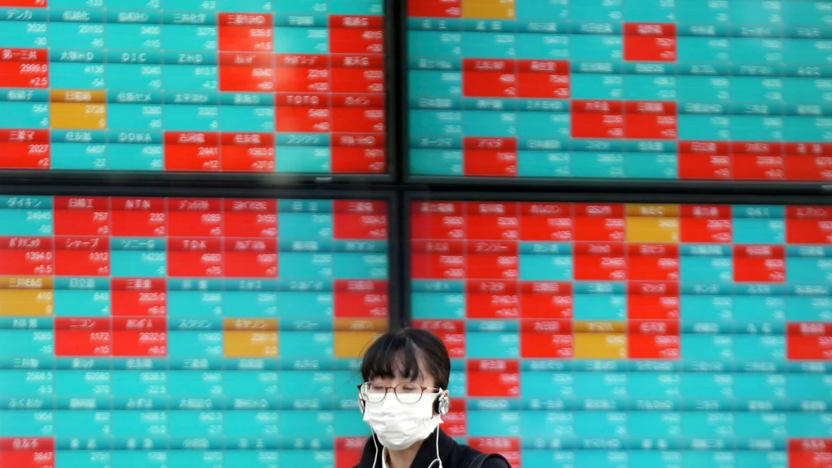 Asian Markets Diverge Amidst Tech Optimism and Economic Headwinds